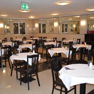 Hotel Donaustadt Kagran - At Metro U1, Viena